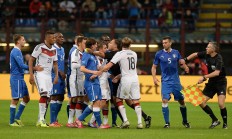 焦点比赛即将开启，AC米兰全队备战