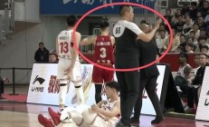 九游娱乐官方入口-运动员爆发冲突，赛场气氛紧张
