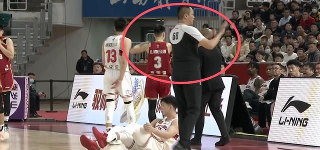 运动员爆发冲突，赛场气氛紧张