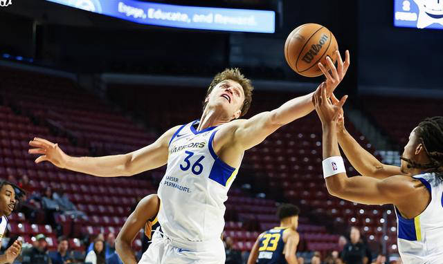 爵士队球员体态神勇,球队备战状态之佳 爵士队球员体态神勇,球队备战状态之佳