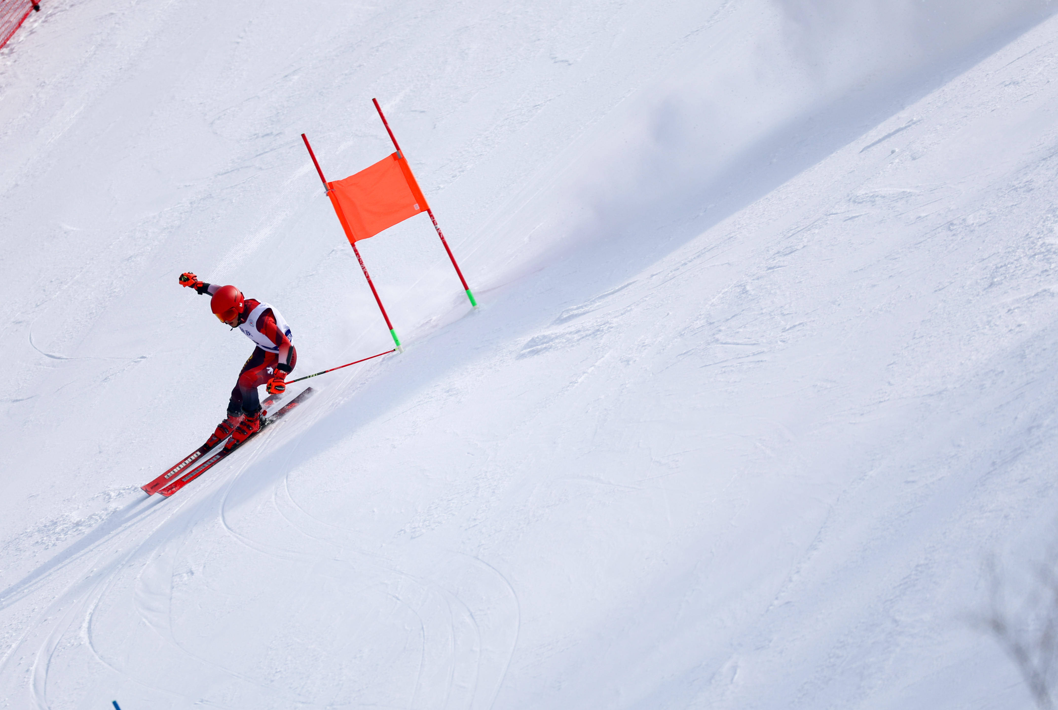 关于滑雪比赛中选手速度飞快，挑战极限突破的信息