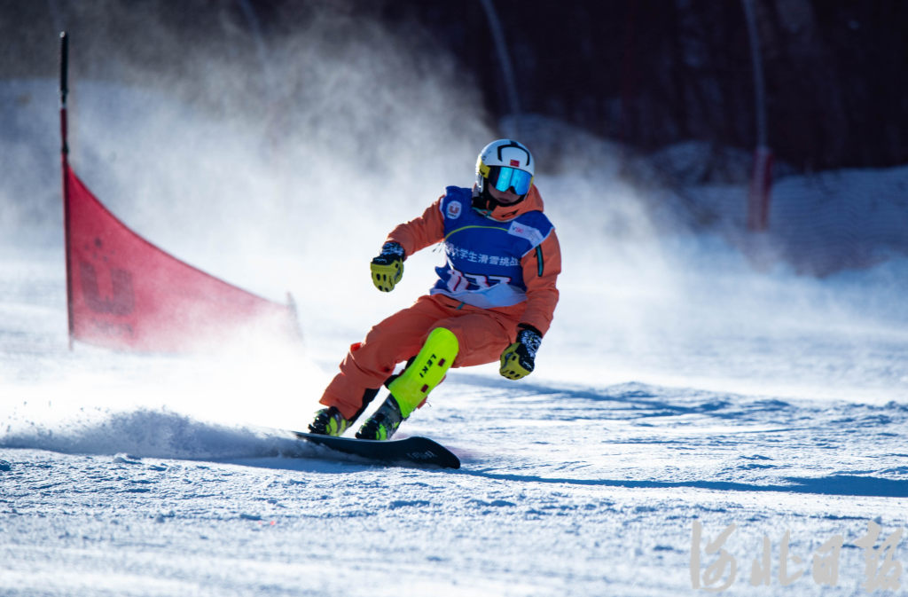 关于滑雪比赛中选手速度飞快，挑战极限突破的信息