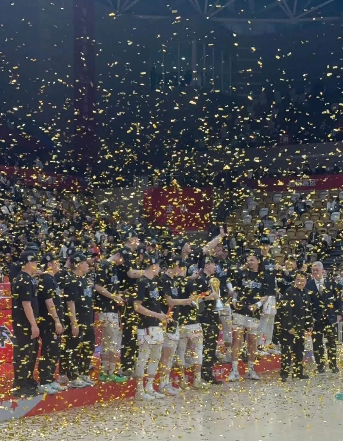 上海男篮力克四川队,豪取两连胜 上海男篮力克四川队,豪取两连胜