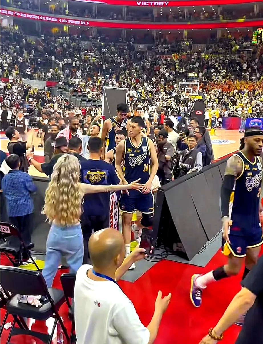 比赛精彩纷呈,球队表现抢眼赢得胜利 比赛精彩纷呈,球队表现抢眼赢得胜利