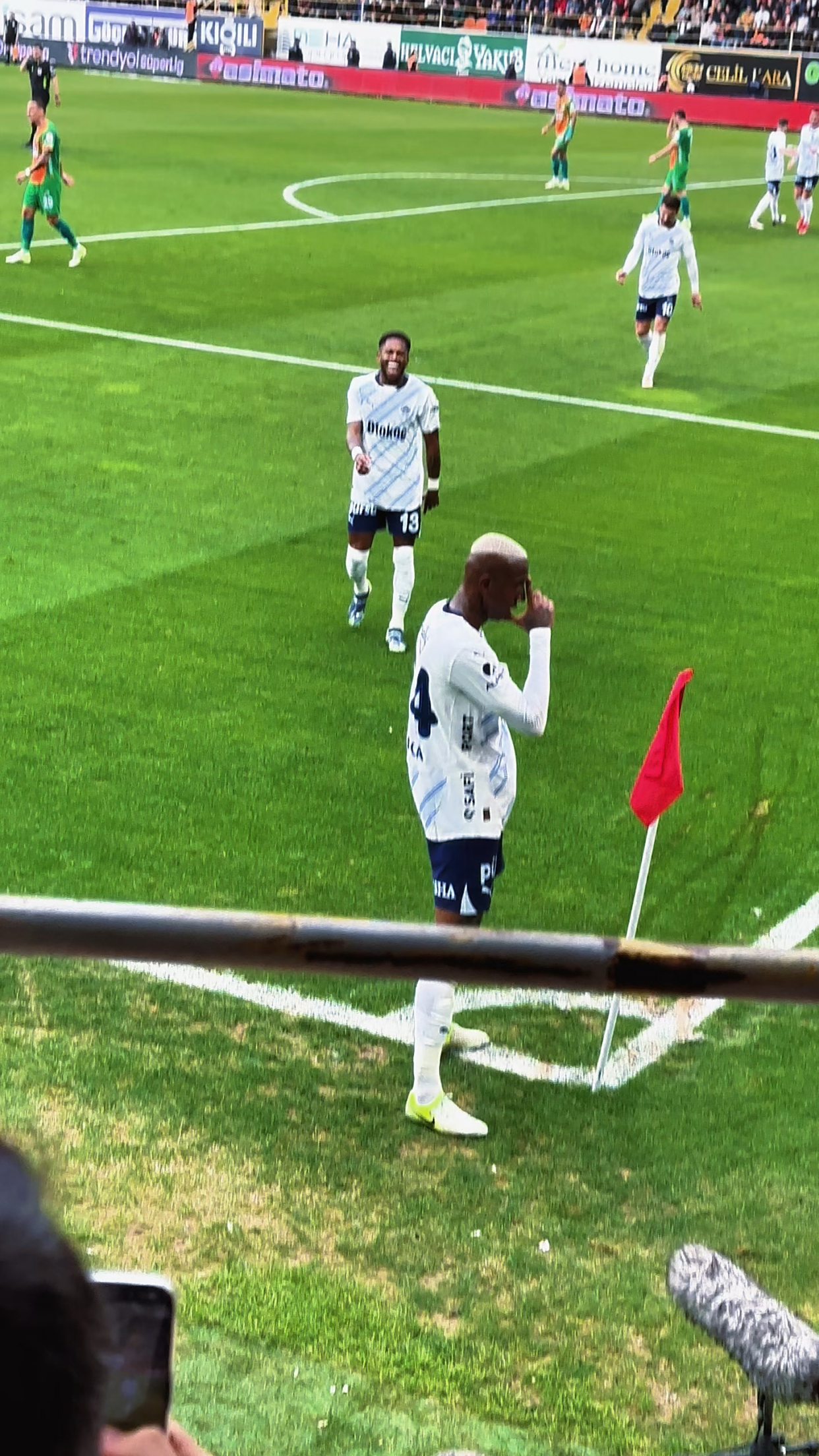 卡利亚里球员受伤离场,比赛难以逆转的简单介绍 卡利亚里球员受伤离场,比赛难以逆转的简单介绍