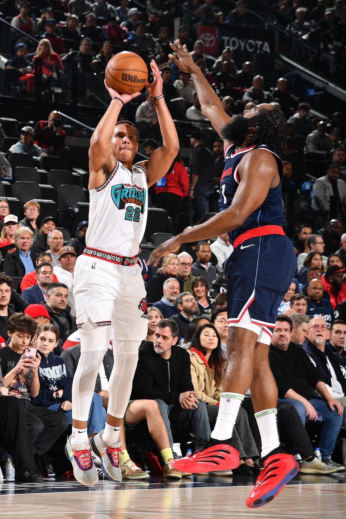 关于快船客场逆袭灰熊,主控后卫主攻火力的信息 关于快船客场逆袭灰熊,主控后卫主攻火力的信息