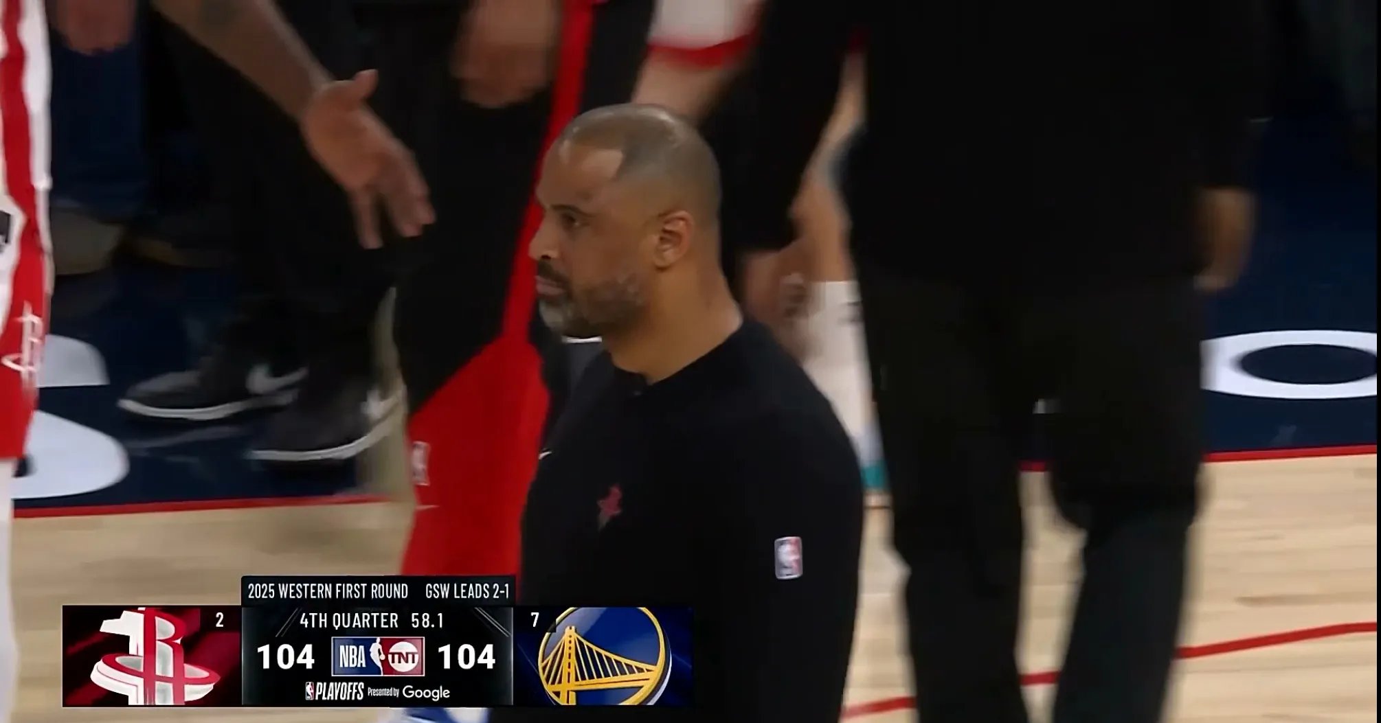 火箭主帅因不满判罚遭裁判驱逐 火箭主帅因不满判罚遭裁判驱逐