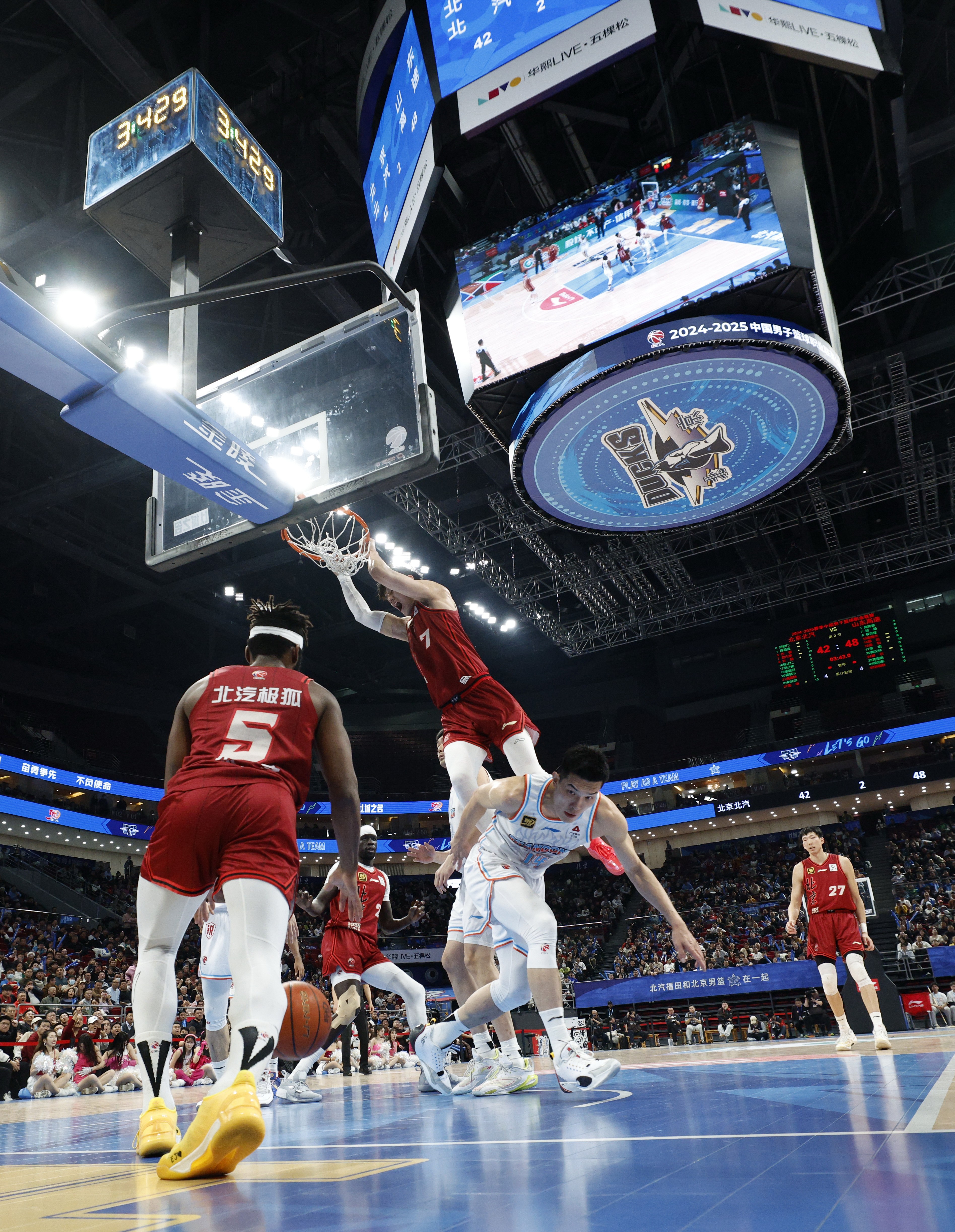 精彩赛事引爆全场，球迷尽情沸腾